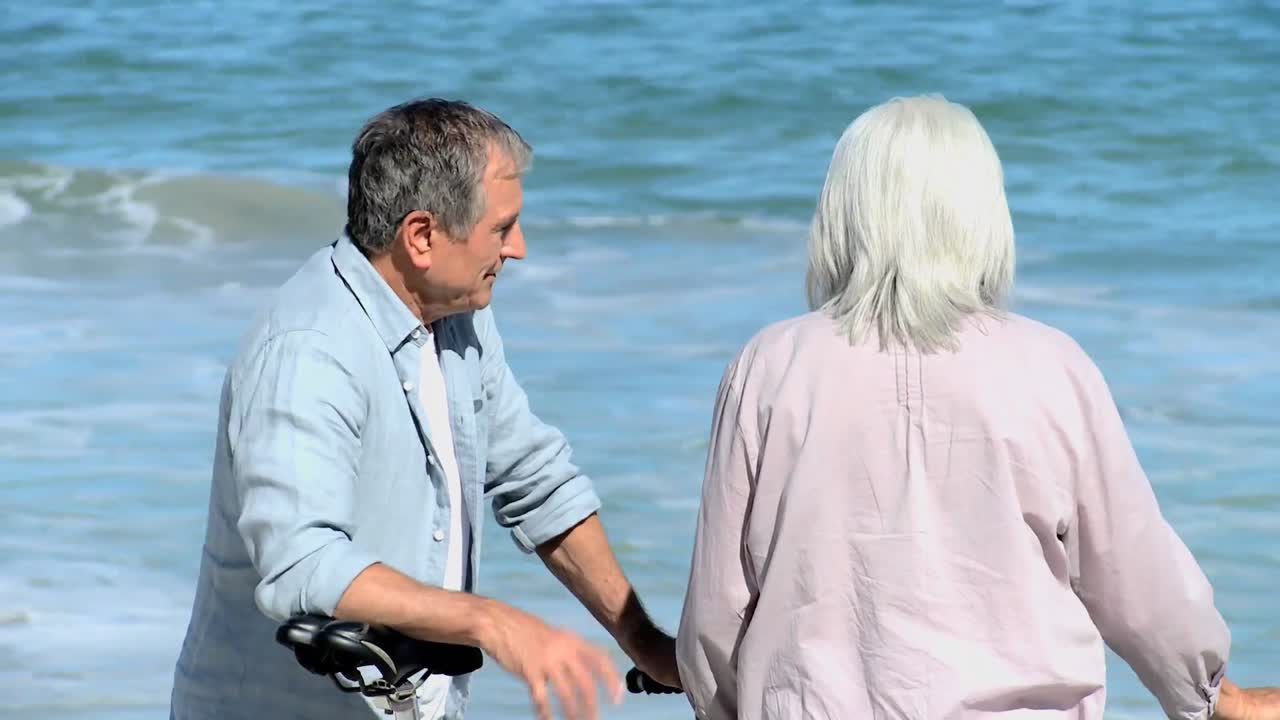 나이 든 부부 가 자전거 를 타고 얘기 하고 있다