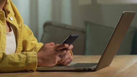 mujer caucásica usando su teléfono