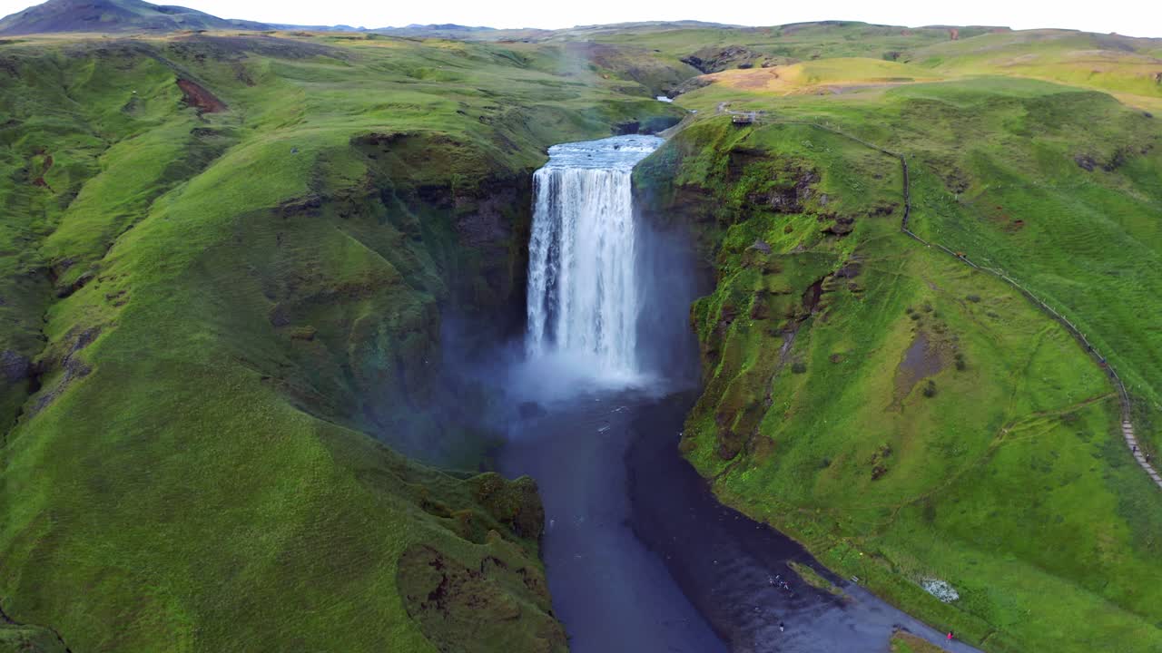 vista pintoresca de la cascada de skogafoss en la carretera de circunvalación en la costa sur de islandia