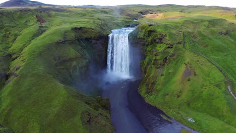 Vista-Pintoresca-De-La-Cascada-De-Skogafoss-En-La-Carretera-De-Circunvalación-En-La-Costa-Sur-De-Islandia