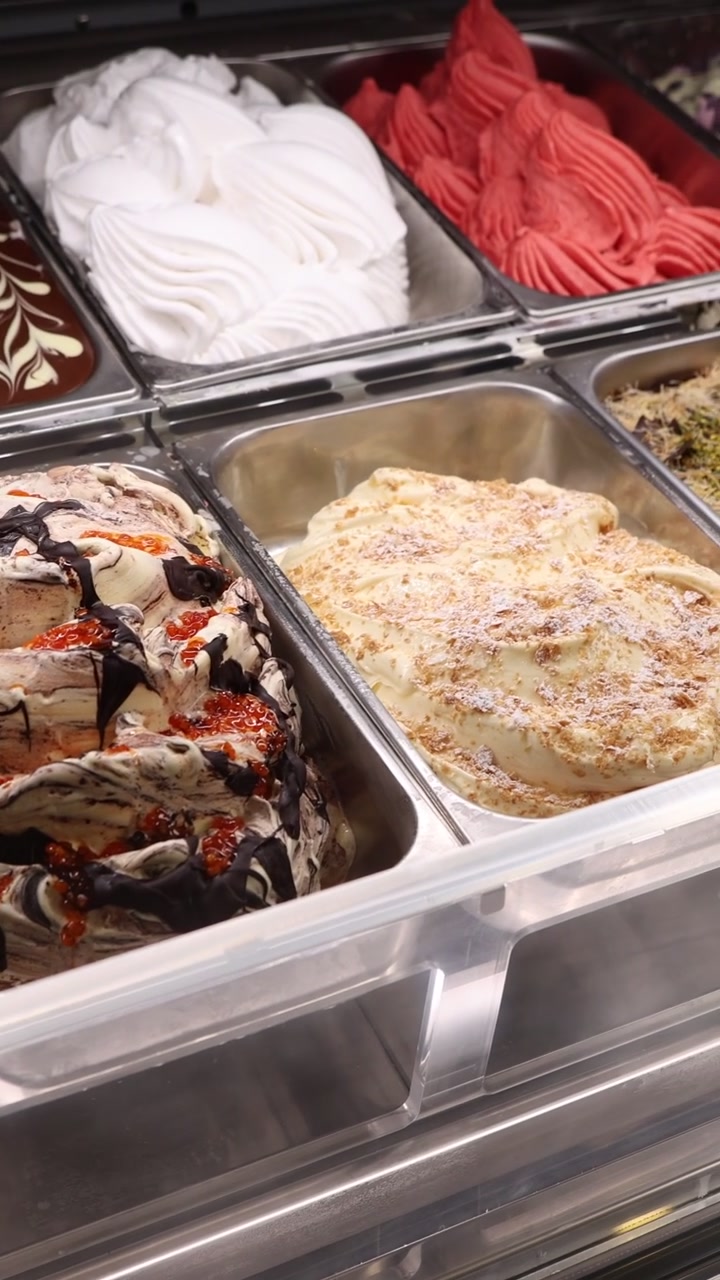 Gusti assortiti di gelato artigianale in vetrina
