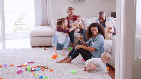 amigos con niños pequeños jugando y socializando en casa