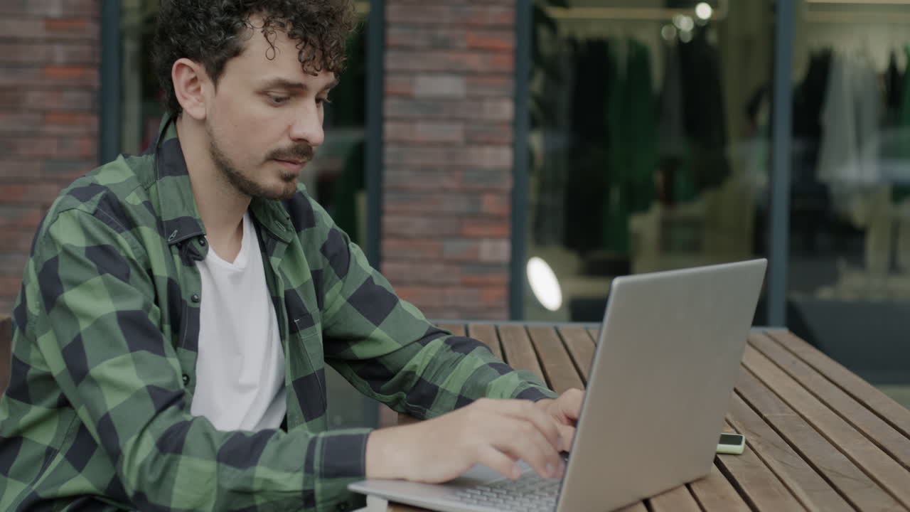 hombre trabajando en una laptop al aire libre