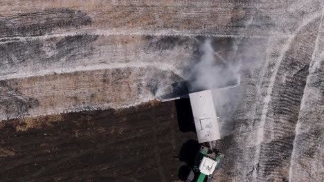 Traktor-Arbeitet-Auf-Dem-Feld-Mit-Landwirtschaftlicher-Kalkungsmethode