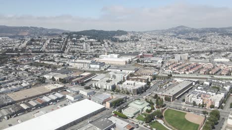 Este-Video-De-Dron-Captura-Un-Sobrevuelo-Sereno-Sobre-El-Vecindario-De-Bayview-En-San-Francisco