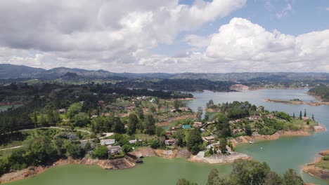 Vista-Aérea-Del-Lago-El-Peñón-De-Guatapé-En-Colombia,-Que-Muestra-Las-Islas-Verdes,-Exuberantes-Y-únicas-Y-Las-Aguas-Azules-Claras.