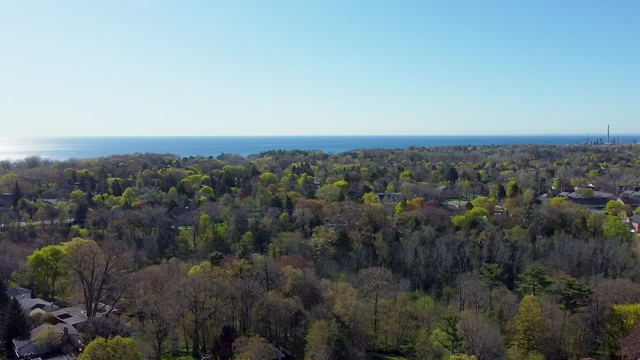 Vista aerea panoramica su Mississauga ricoperta di alberi, vicino al Lago Ontario.