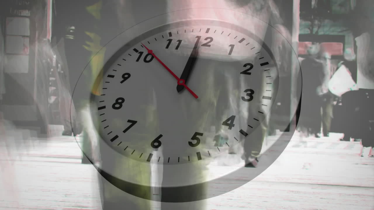 animación de reloj moviéndose sobre personas que caminan por la ciudad