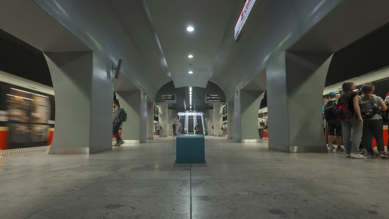 estación de metro vacía. metro de varsovia. metropolitana. metro. estación de metro "centro nauki kopernik"