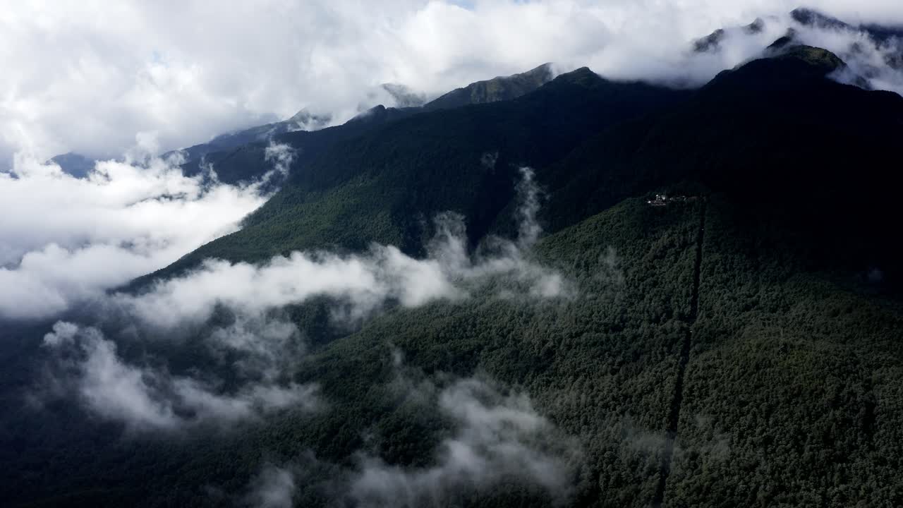 Nuvens sobre as Montanhas Cangshan, província de Yunnan, China, vista aérea