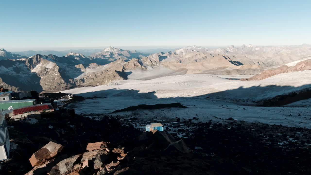 cumbre de la montaña con cabañas y glaciares