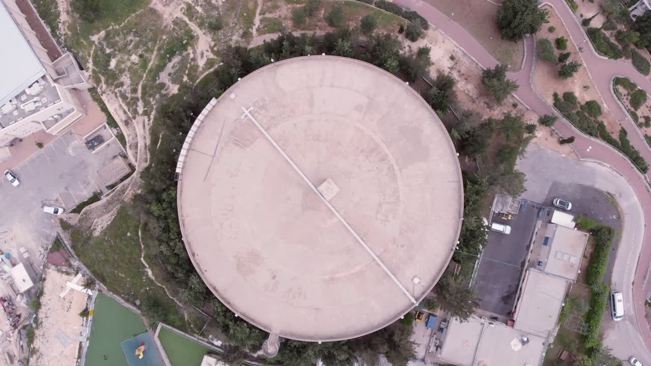 vista aérea de una gran torre de agua en un entorno urbano