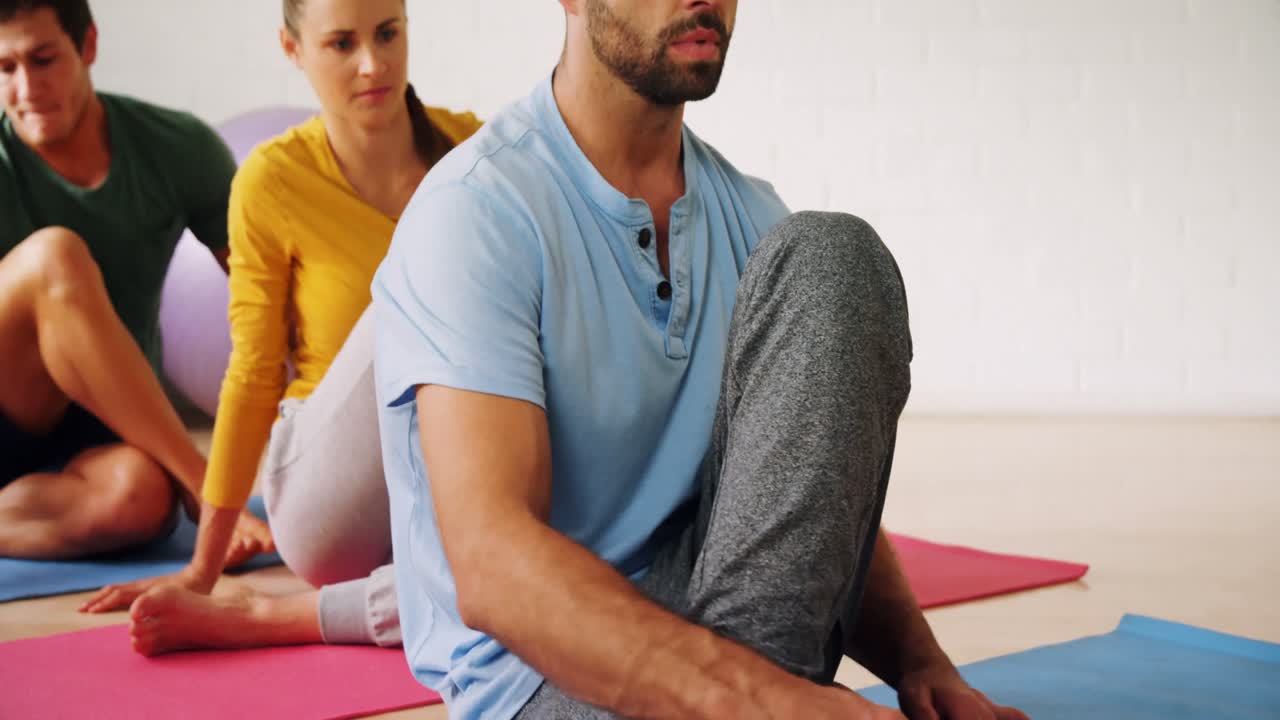 grupo de personas haciendo yoga 4k