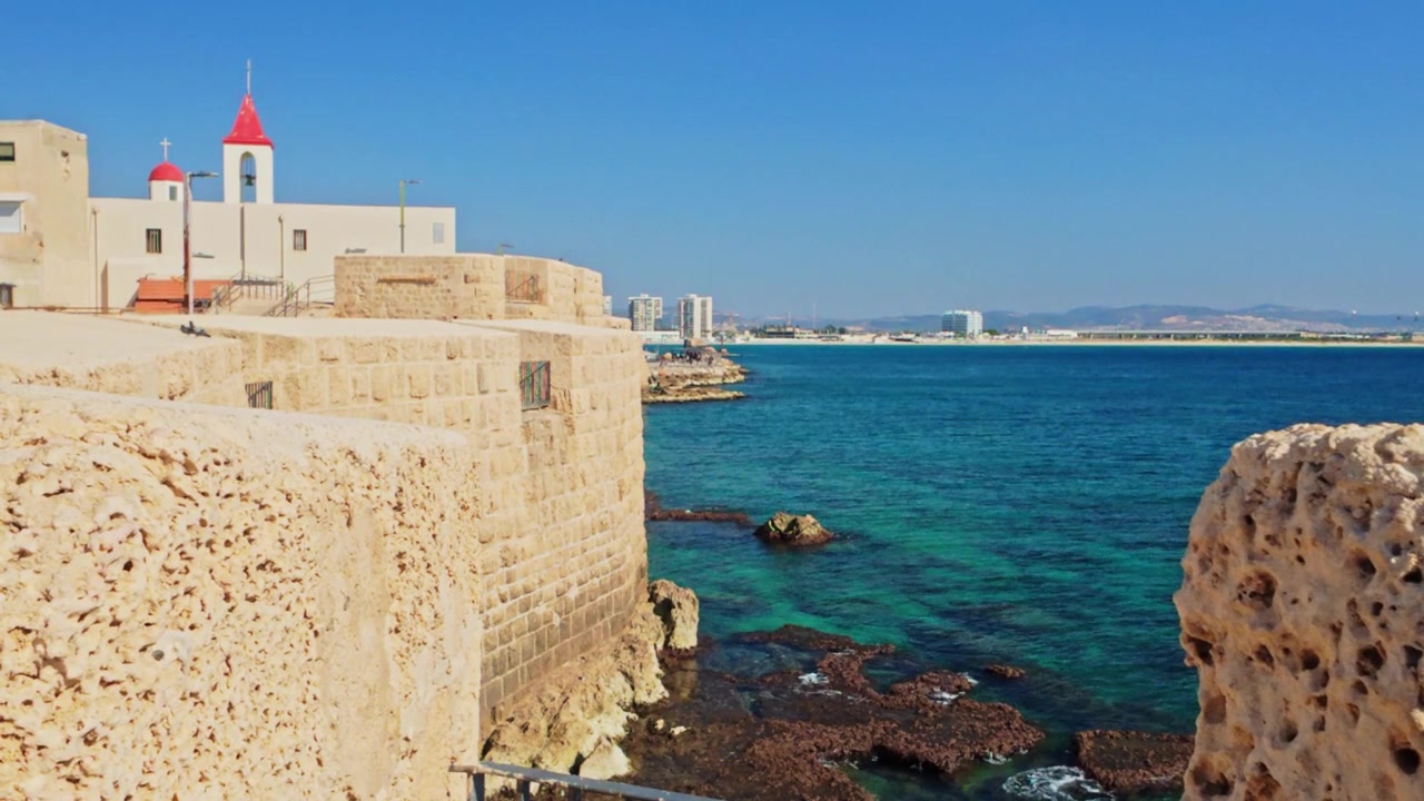 Muralha da cidade antiga de Akko de frente para o mar Mediterrâneo