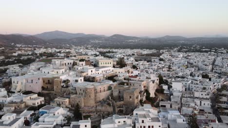 vista aérea de las casas de la ciudad de naxos y la costa en un hermoso día, imágenes de drones de la isla griega