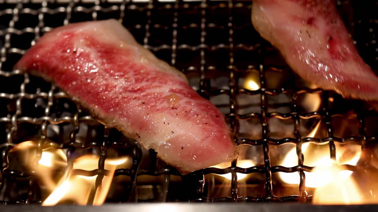 불타는 그릴 에서 스테이크 조각 을 조리 하는 것