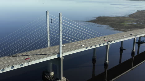 una vista aérea del puente kessock en inverness en una soleada mañana de verano