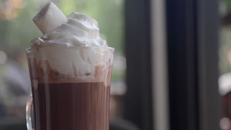 chocolate caliente con malvavisco y crema batida