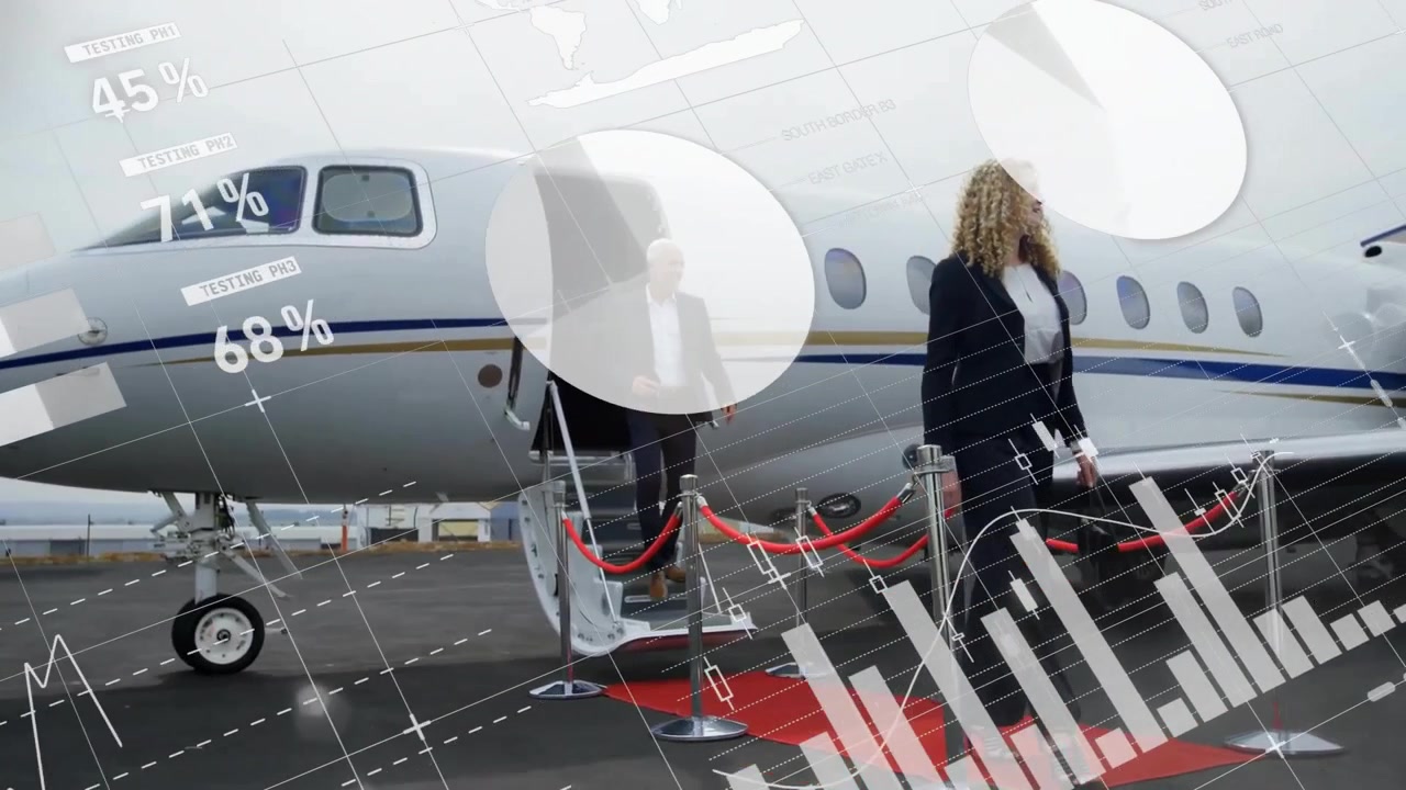 Profesionales de negocios desembarcando de jet privado con superposición de datos financieros