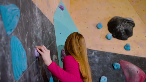 chica boulder en un gimnasio