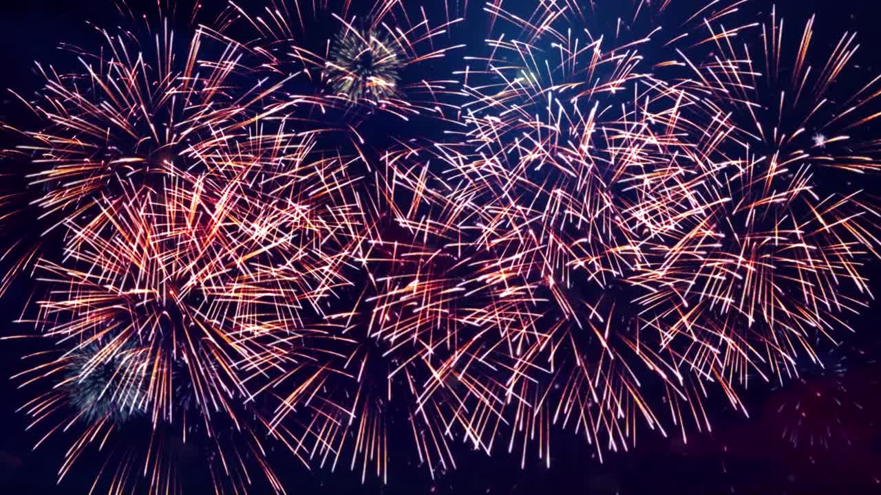 Vídeo en 4K abstracto multicolor dorado brillante con luces bokeh de fuegos artificiales en el cielo nocturno para la víspera de Año Nuevo
