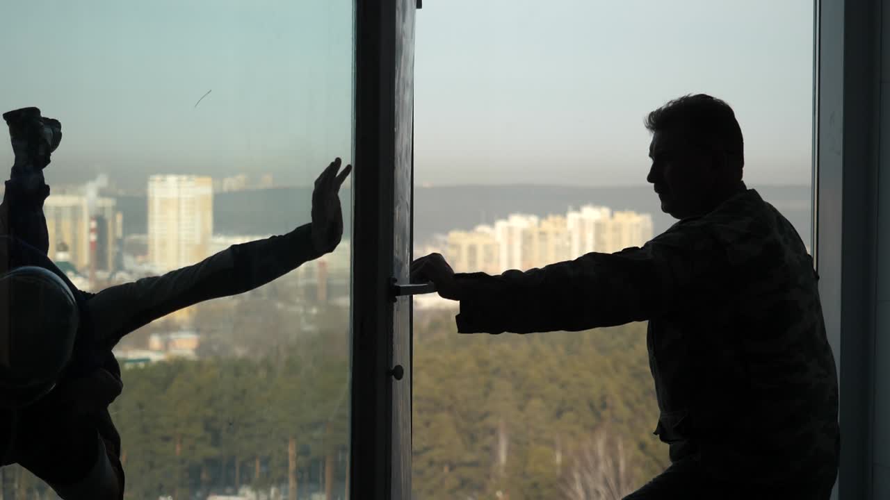 사람이 근처에 있을 때 창문을 열는 사람