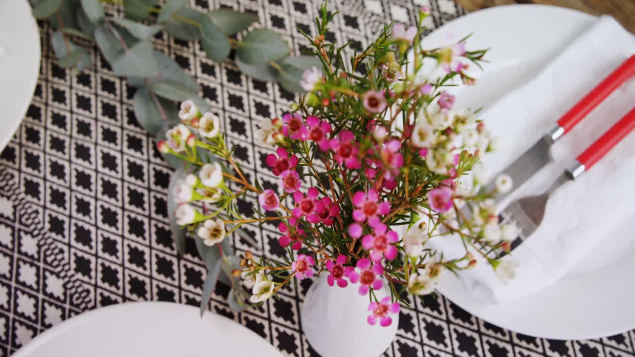 varios cubiertos en la mesa de madera 4k