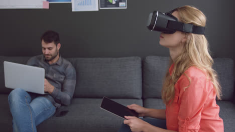 Weibliche-Führungskraft-Nutzt-Digitales-Tablet-Und-Virtual-Reality-Headset-Im-Büro-4K