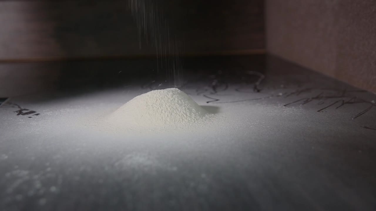 케이크 굽기. 밀가루에 설탕을 쏟다