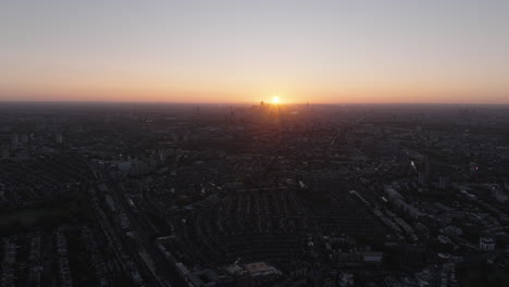 Amplia-Toma-Aérea-Sobre-El-Centro-Y-El-Oeste-De-Londres-Al-Amanecer.