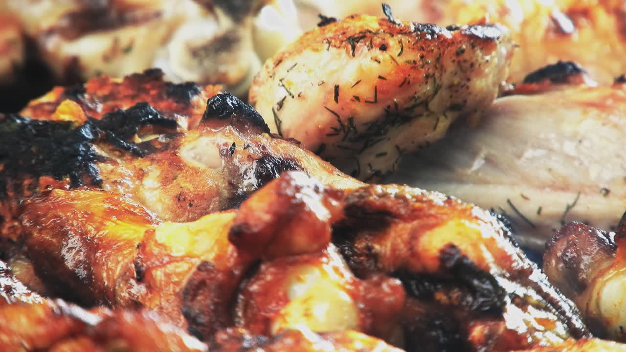 variedad de deliciosas carnes a la parrilla, vista superior, salchichas, pollo, cerdo