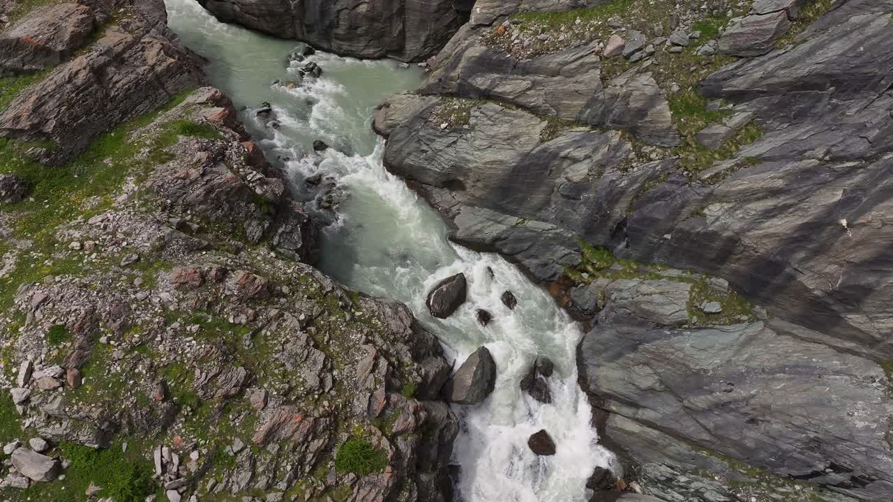 flujo fluvial entre los alpes orientales centrales vuelo aéreo de drones montañas grossglockner