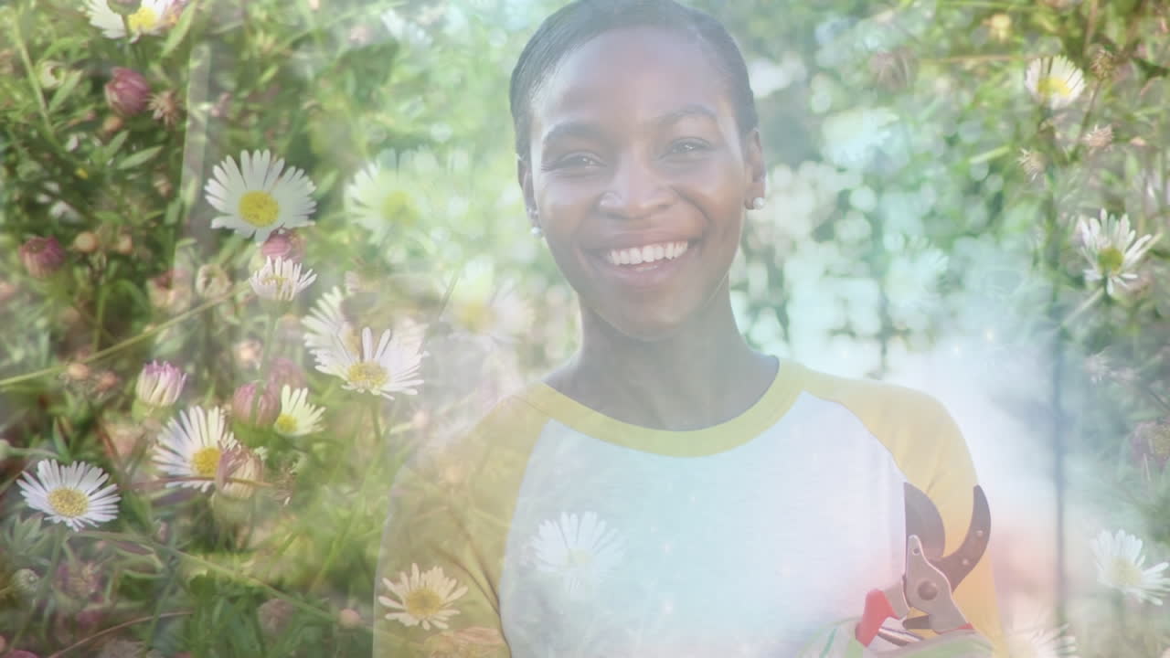 Montage vidéo de fleurs dans le jardin sur fond de portrait de femme afro-américaine souriante