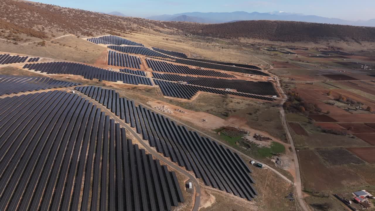 Dronebillede af solpaneler for grøn energi på landet, Grækenland