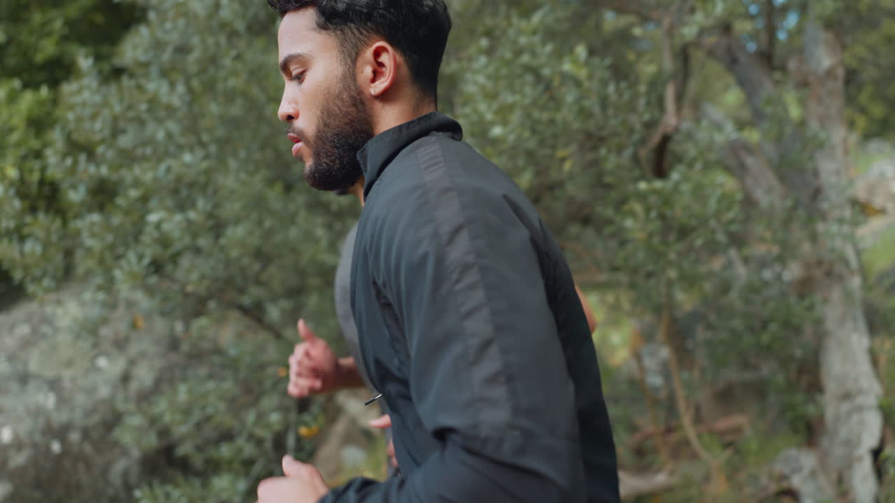 correr, fitness y personas en la naturaleza bosque