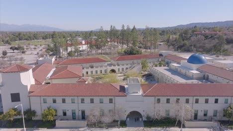 Vista-Aérea-Del-Centro-Universitario-Pierce-Para-El-Edificio-De-La-Ciencia,-Colegio-Comunitario-Público-En-Las-Colinas-Del-Bosque