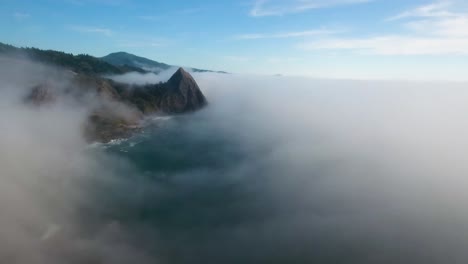 Antena:-Drone-Vuela-A-Través-De-Un-Día-Brumoso-Hacia-La-Costa-Montañosa-De-Oregon