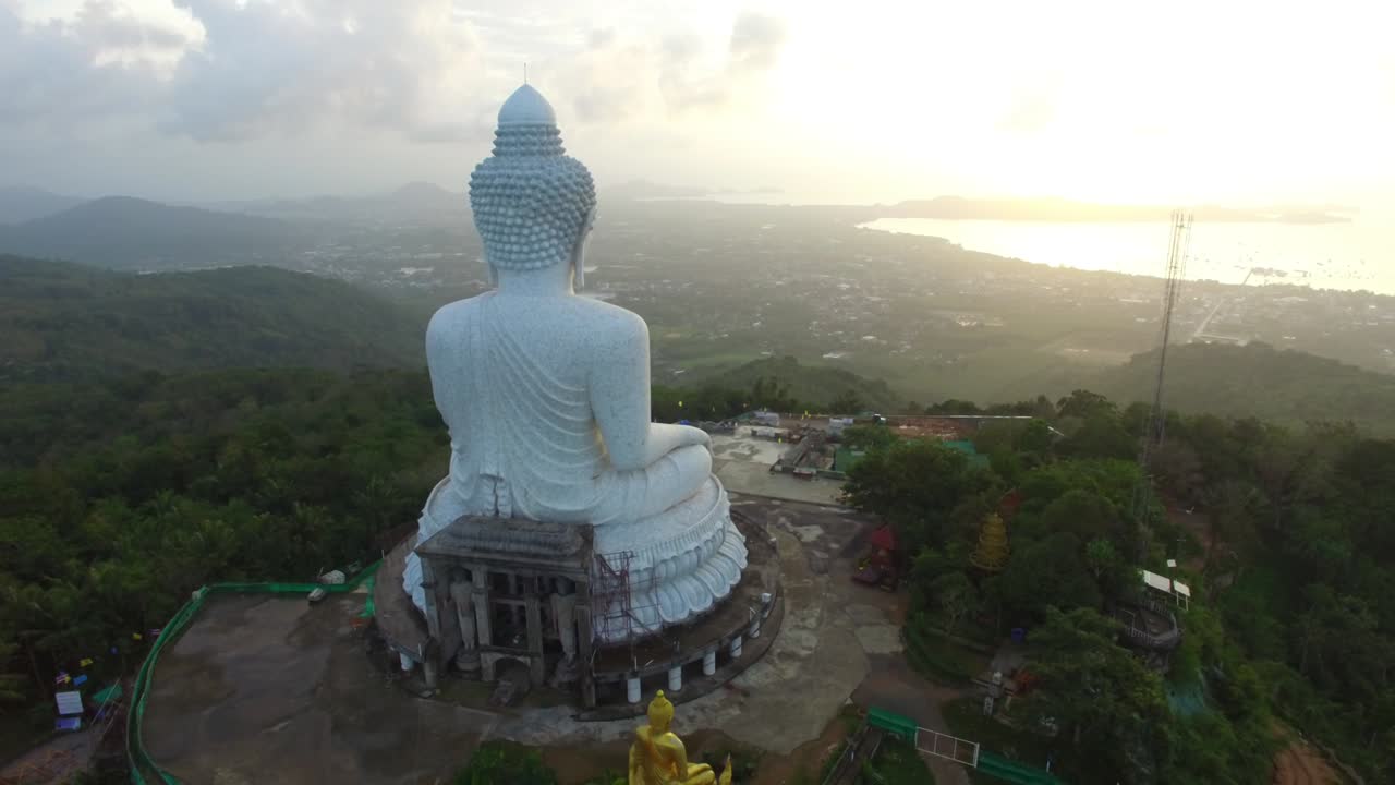 amanecer en la bahía de chalong cuando estás en la cima de la colina de la estatua del gran budo puedes ver alrededor de la isla de phuket