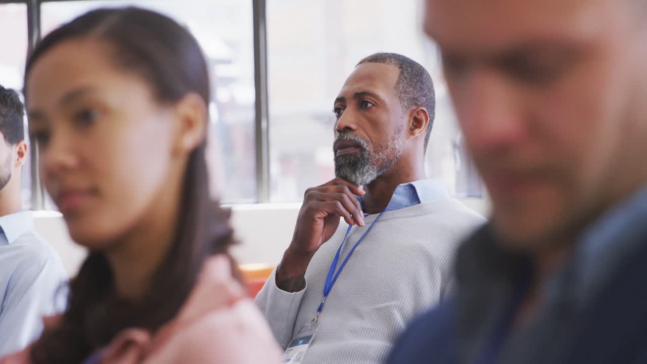 Pessoas de negócios participando de uma reunião em sala de reuniões