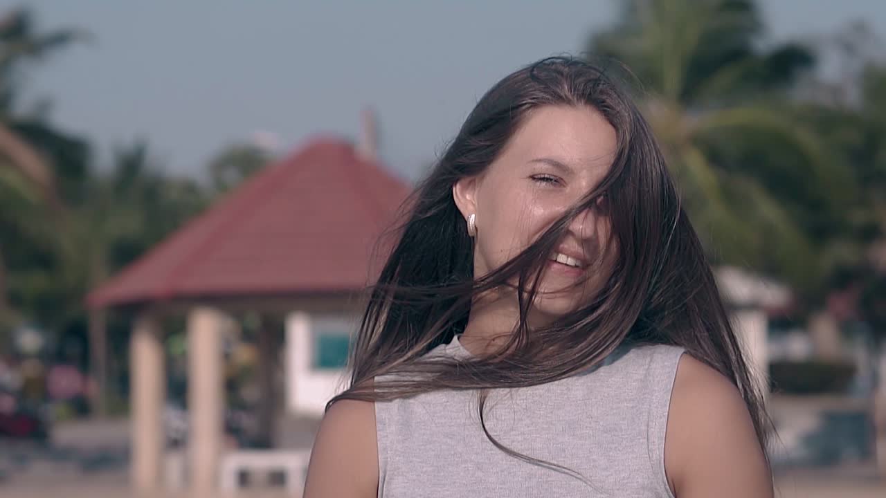 chica bonita con pelo en la cara habla en el resort en cámara lenta