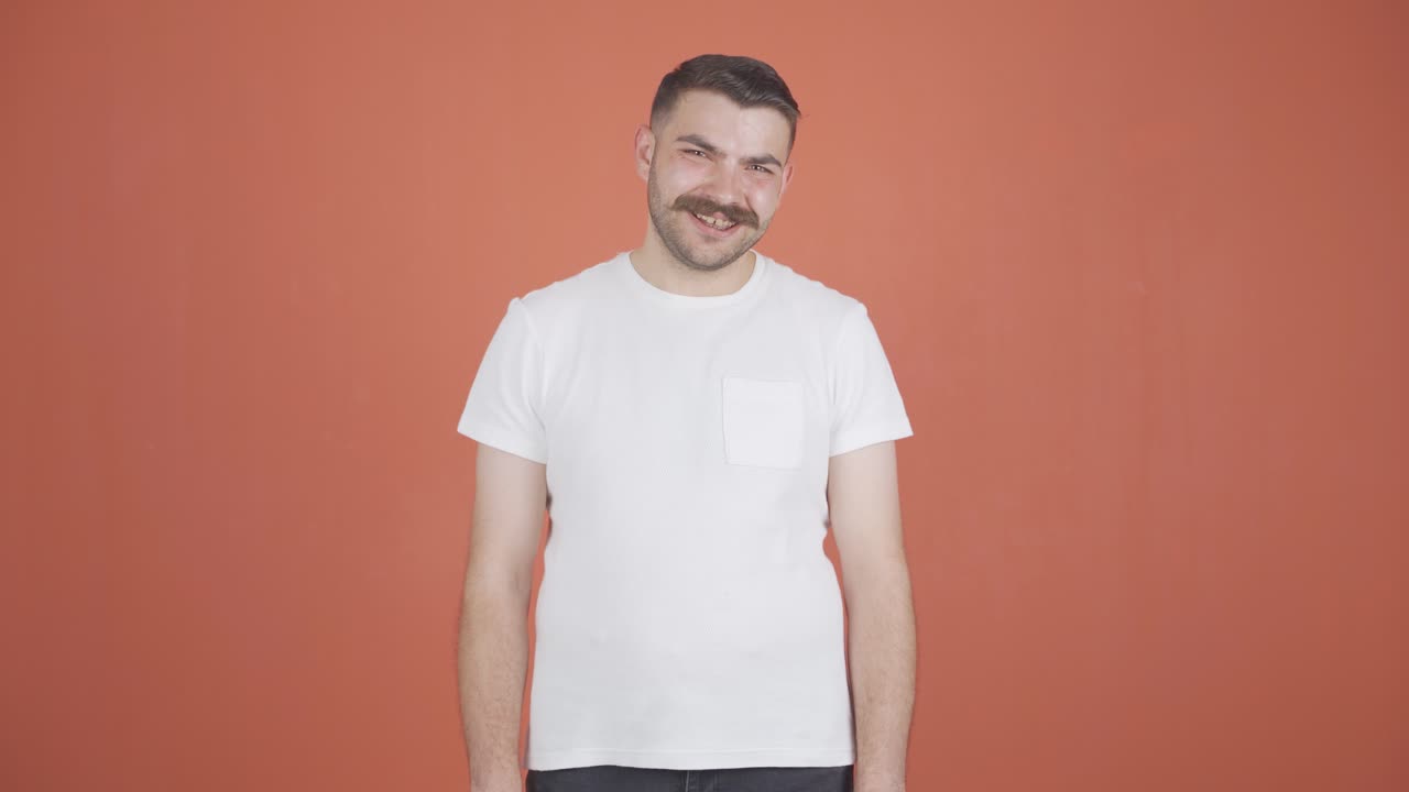 hombre sonriendo a la cámara