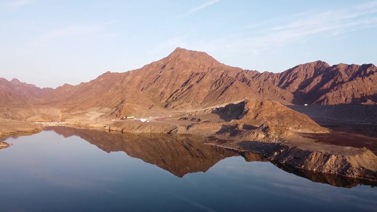 Filmato aereo con drone di terra arida e brulla che mostra terreno secco, texture desertiche e paesaggi naturali cinematografici perfetti per acquirenti di filmati stock