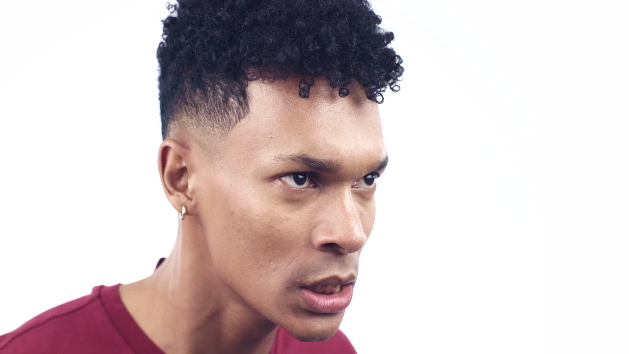 ira, gritos y cara de hombre en el estudio