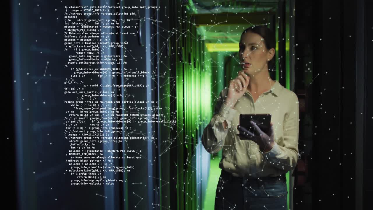 animación del procesamiento de datos sobre una trabajadora caucásica en la sala de servidores
