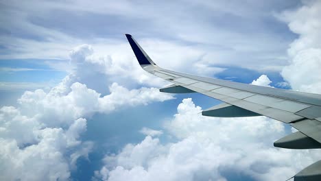 vista del hermoso cielo nublado desde las ventanas de los aviones comerciales