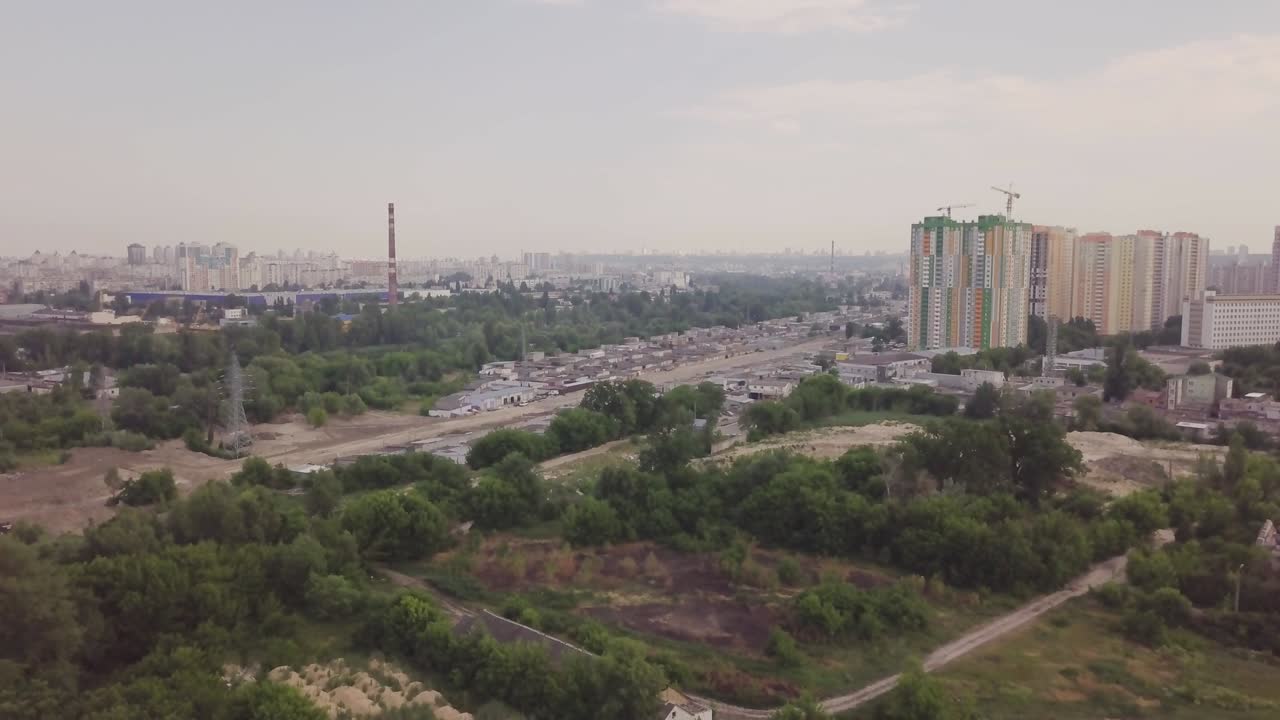 las afueras de una megaciudad. paisaje de la ciudad. vista aérea. área residencial de kiev, ucrania