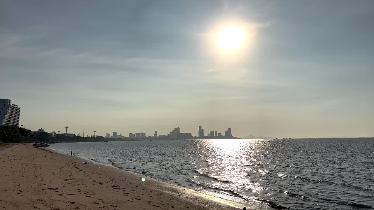 도시 스카이 라인을 볼 수 있는 빛이 빛나는 해변