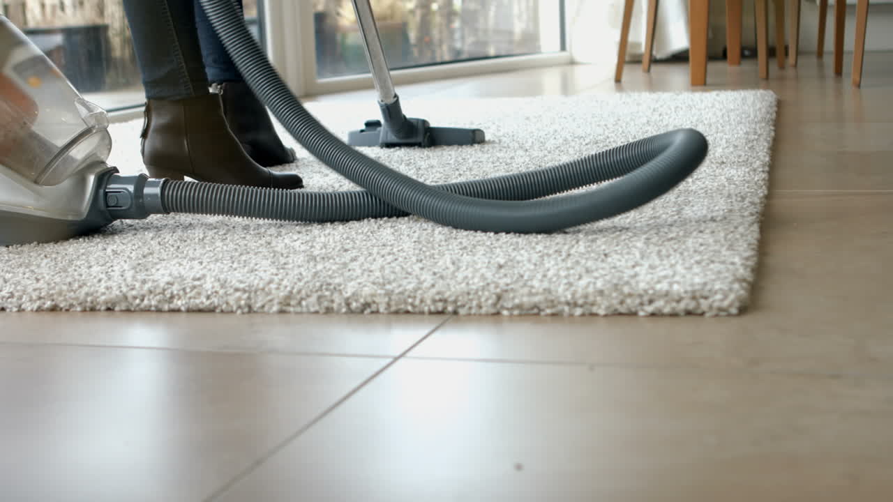 mujer usando la aspiradora