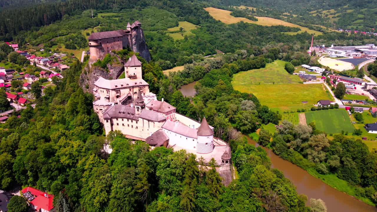 Château médiéval d'Orava perché sur une falaise rocheuse verticale.