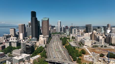 Drohnenaufnahme,-Die-Zeigt,-Wie-Das-Autobahnsystem-Die-Innenstadt-Von-Seattle-Durchschneidet